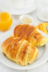 brioche with juice and tea