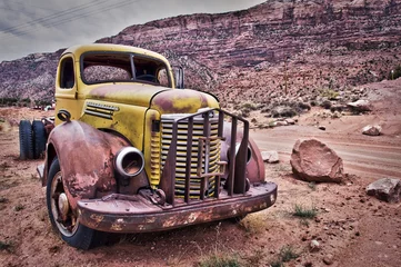 Tuinposter Foto van de dag Roestige vintage vrachtwagen - Montana, VS