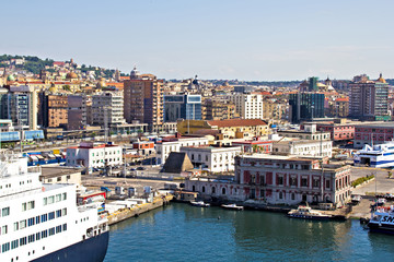 Fototapeta na wymiar Port w Neapolu