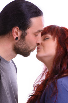 junges Paar beim küssen