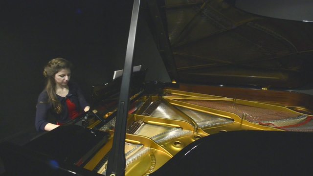 piano tocado por mujer