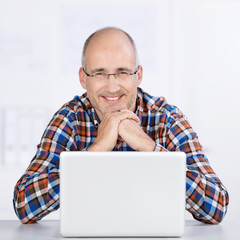 zufriedener mann am computer