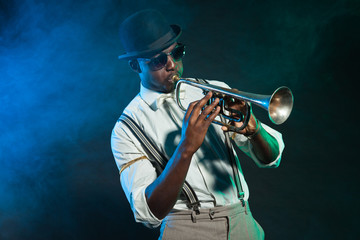 Black american jazz trumpet player. Vintage. Studio shot. - obrazy, fototapety, plakaty