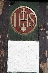 Das Christusmonogramm IHS an einem Fachwerkhaus in Nieheim