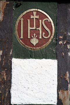 Das Christusmonogramm IHS an einem Fachwerkhaus in Nieheim