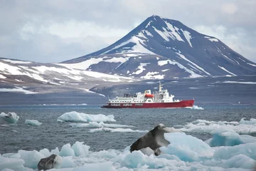 Abwaschbare Fototapete Red ship in the Arctic fjiord - Spitsbergen © Incredible Arctic