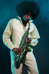 Obraz na płótnie Canvas Czarny amerykański saksofonista jazzowy. Vintage. Studio strzał.