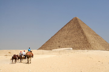 Fototapeta na wymiar Piramida i wędrowców