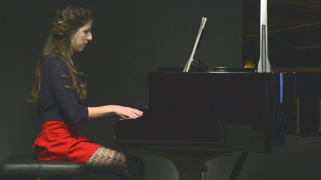 piano tocado por mujer