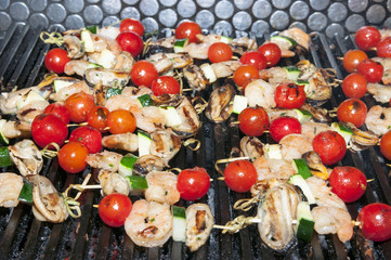 Бутерброды с морепродуктами и помидорами на гриле © lester120