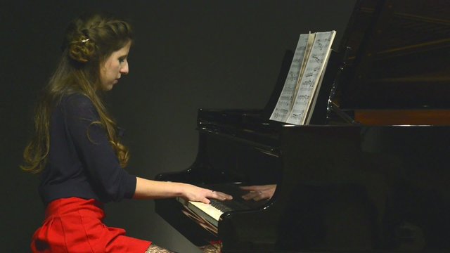 piano tocado por mujer