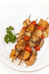 Salmon kebab with tomato and mushrooms