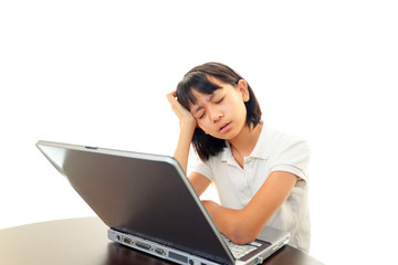 パソコンの前で困っている表情の女の子