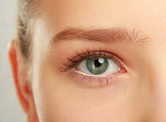 Obraz premium Pół twarzy pięknej kobiety, zbliżenie, na białym tle