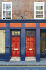 Fototapeta na wymiar Czerwone drzwi w budynku
