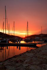 Obraz na płótnie Canvas Jachty w piękny zachód słońca
