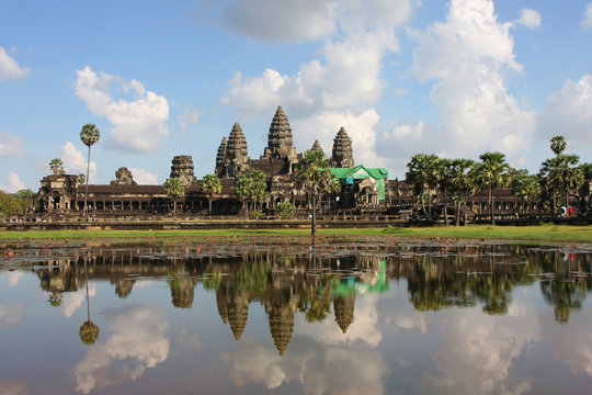 Temple d'Angkor Wat se reflétant dans ses douves