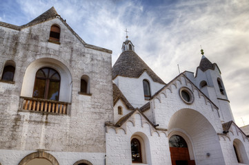 Obraz premium Chirch in Alberobello - Trulli village