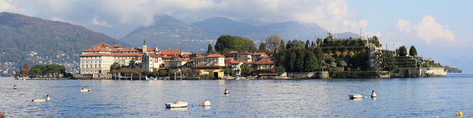 Fototapeta na wymiar Panoramiczny widok na Isola Bella na jeziorze Maggiore w północnych Włoszech