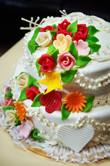 Obraz na płótnie Canvas Tort weselny z kwiatami