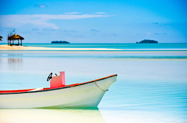Fototapeta na wymiar Piękne Tropical Lagoon z łodzi na pierwszym planie