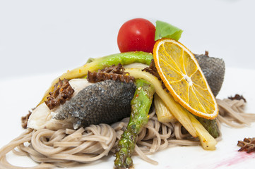 Рыба с овощами и спагетти