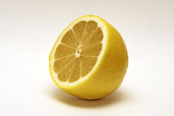 лимон на белом фоне