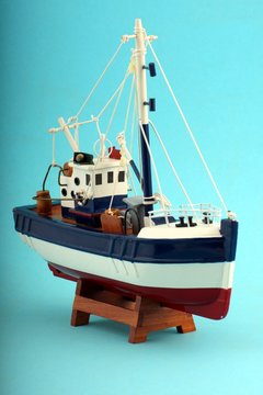 Fischerboot mit blauem Hintergrund