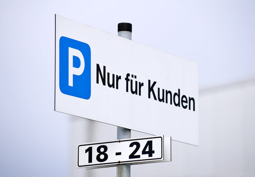 Schild Kundenparkplatz