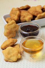 Cheese cookies with honey and jam