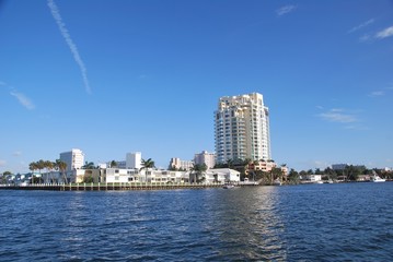 Obraz premium Wohnanlage am Wasser