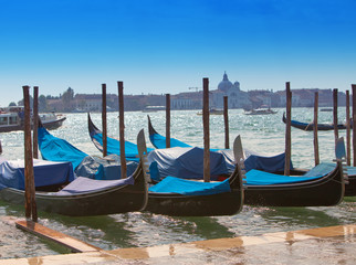 Fototapeta na wymiar Włochy. Wenecja. Gondole w Canal Grande ..