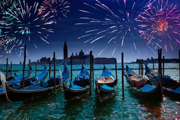 Rolgordijnen Feestelijk vuurwerk boven het Canal Grande in Venetië © Konstantin Kulikov