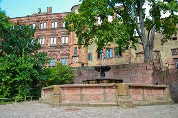 Fototapeta na wymiar Heidelberg, fontanna Zamek