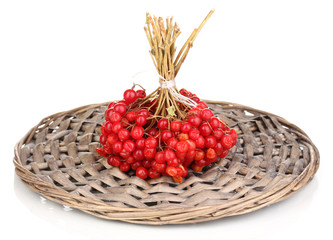 Fototapeta na wymiar czerwone jagody kaliny na matę wikliny samodzielnie na białym tle