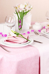 Fototapeta na wymiar Eleganckie nakrycie stołu w restauracji