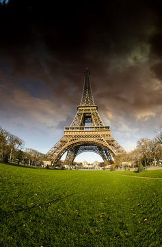Fototapeta Bad Weather approaching Eiffel Tower