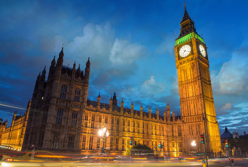Fototapeta na wymiar Big Ben i House of Parliament na zmierzchu od Westminster Bridge