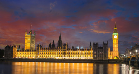 Fototapeta na wymiar Big Ben i House of Parlament w Tamizy Międzynarodo