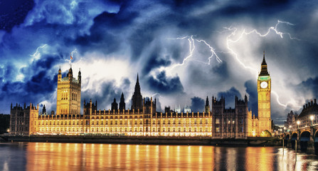 Fototapeta na wymiar Burza nad Big Ben i Izby Parlamentu - Londyn