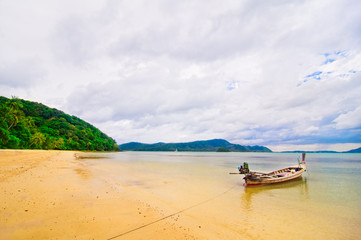 Fototapeta na wymiar Tropical beach with trditional Thai boat