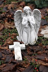 betender Engel auf Friedhof mit Kreuz Glaube/Kraft