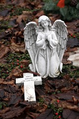 betender Engel am Friedhof