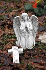 Engel mit Kreuz auf Friedhof betet Glaube, Kraft