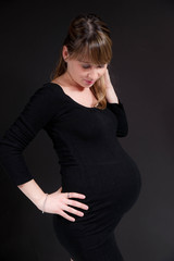 femme enceinte sur fond noir