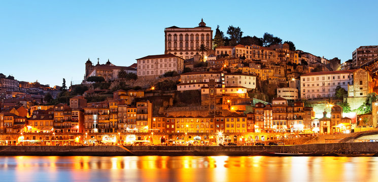 Blick auf Porto am Abend, Portugal