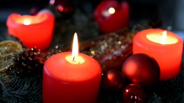 Adventskranz mit brennenden Kerzen