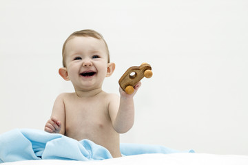 Glückliches Kind mit Holzspielzeug