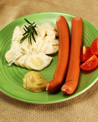 Salat mit Würstchen