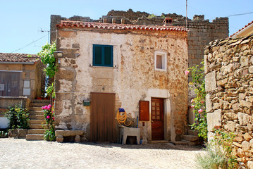 Fototapeta na wymiar Stary kamienny wiejski dom (Portugalia)